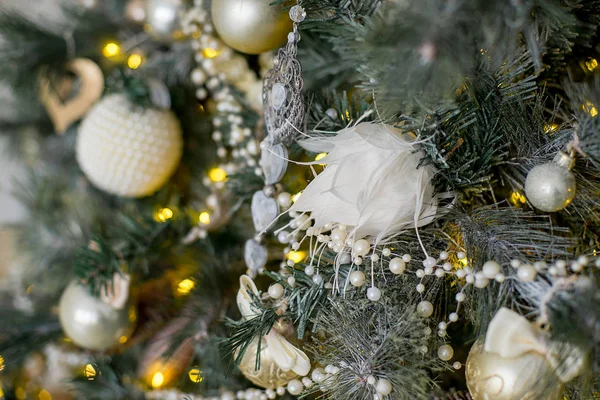 Interior de Natal elegante decorado em cores brancas e douradas — Fotografia de Stock