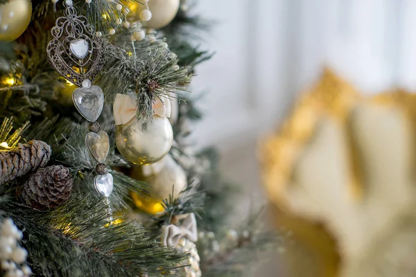 Stylowe wnętrza Boże Narodzenie urządzone są w kolorach białym i złotym — Zdjęcie stockowe