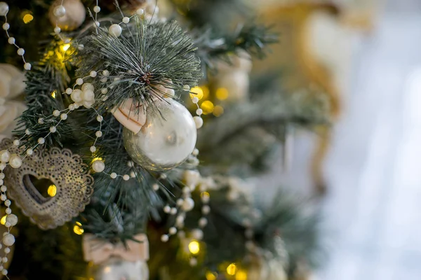 Interior de Natal elegante decorado em cores brancas e douradas — Fotografia de Stock