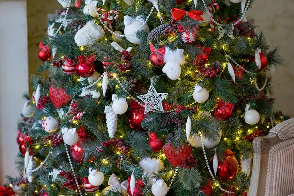 Стильный рождественский интерьер оформлен в белых и красных тонах — стоковое фото