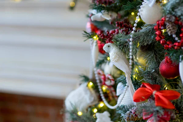 白と赤の色で装飾されたスタイリッシュなクリスマス インテリア — ストック写真