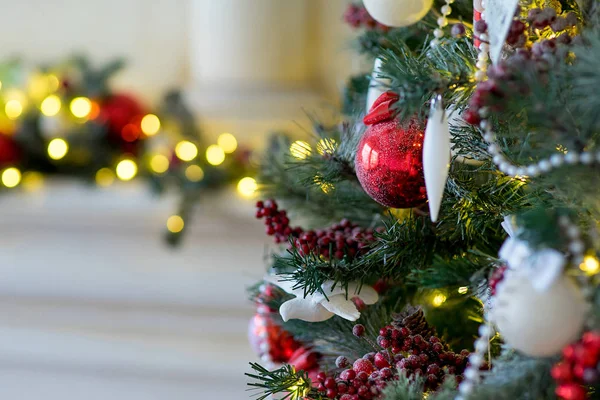 Şık Noel iç beyaz ve kırmızı renklerde dekore edilmiştir. — Stok fotoğraf