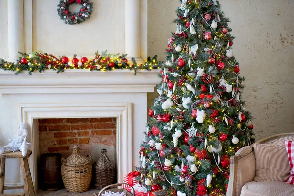 Stijlvolle kerst interieur ingericht in witte en rode kleuren — Stockfoto