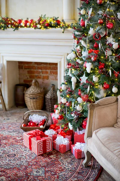 백색과 빨강 색상에 세련 된 크리스마스 인테리어 장식 — 스톡 사진