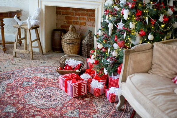 Intérieur élégant de Noël décoré dans des couleurs blanches et rouges — Photo