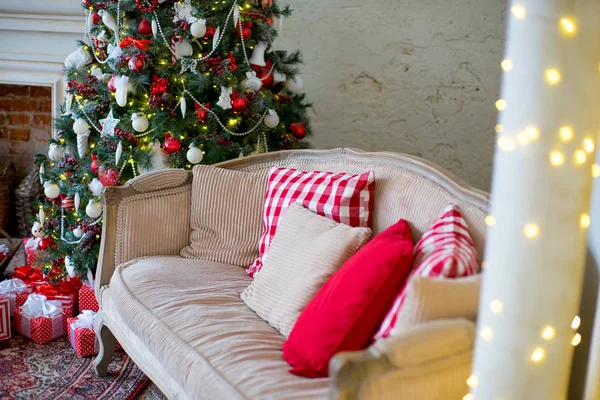 백색과 빨강 색상에 세련 된 크리스마스 인테리어 장식 — 스톡 사진