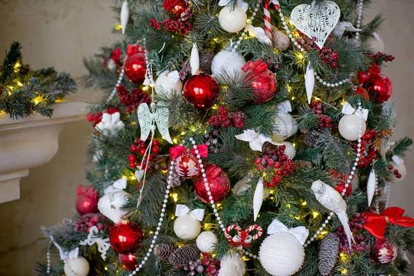 Stijlvolle kerst interieur ingericht in witte en rode kleuren — Stockfoto