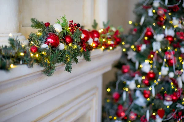 Stylowe Boże Narodzenie wnętrza urządzone są w kolorach białym i czerwonym — Zdjęcie stockowe