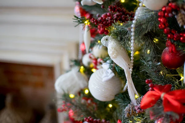 Interior de Natal elegante decorado em cores brancas e vermelhas — Fotografia de Stock