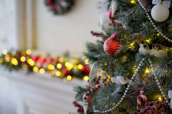 Stylové vánoční interiér vyzdoben v bílé a červené barvě — Stock fotografie