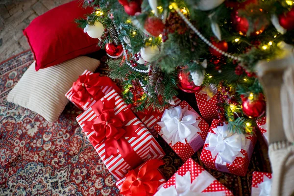 Intérieur élégant de Noël décoré dans des couleurs blanches et rouges — Photo