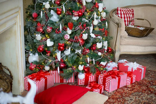 Interior de Natal elegante decorado em cores brancas e vermelhas — Fotografia de Stock