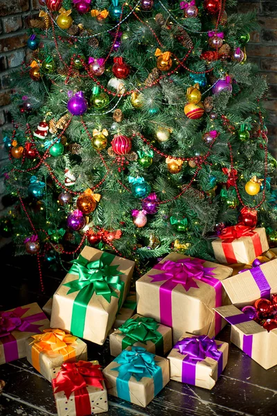 Stylové vánoční interiér vyzdoben v mnoha barvách — Stock fotografie