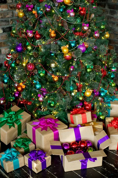 Interior de Natal elegante decorado em muitas cores — Fotografia de Stock