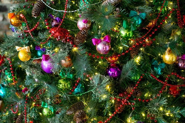 Stylowe wnętrza Boże Narodzenie urządzone są w wielu kolorach — Zdjęcie stockowe