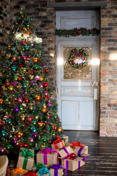Stijlvolle kerst interieur ingericht in vele kleuren — Stockfoto