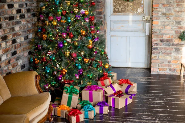 Stijlvolle kerst interieur ingericht in vele kleuren — Stockfoto