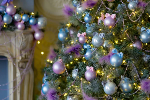 Interior de Natal elegante decorado em cores azul e rosa — Fotografia de Stock