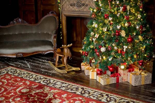 Stylowe Boże Narodzenie wnętrza urządzone są w kolorach czerwonym i złotym — Zdjęcie stockowe