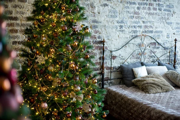 Stijlvolle kerst interieur ingericht in witte en bruine kleuren — Stockfoto