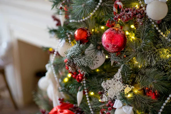 Стильный рождественский интерьер оформлен в белых и красных тонах Стоковое Изображение