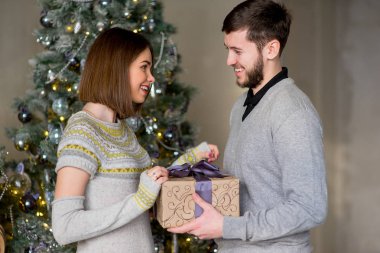 Adam kadına Noel için hediye yapmak