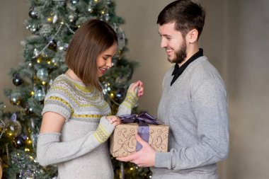 Adam kadına Noel için hediye yapmak