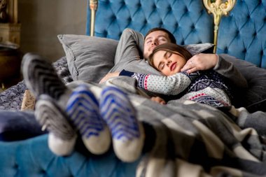 Çift kanepede yatan severler. Noel zamanı