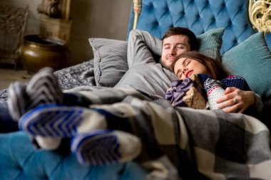 Çift kanepede yatan severler. Noel zamanı