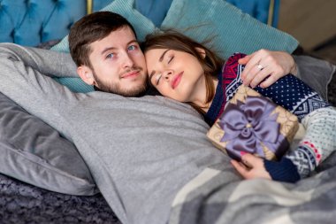 Çift kanepede yatan severler. Noel zamanı