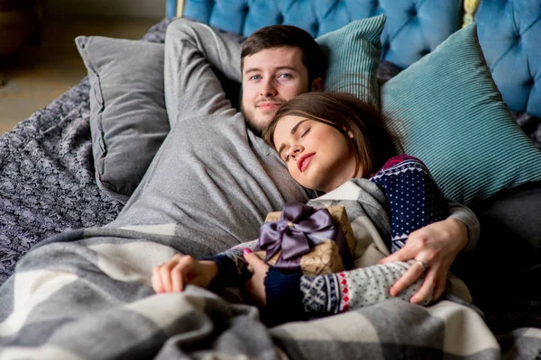 Çift kanepede yatan severler. Noel zamanı