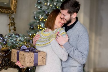 Adam kadına Noel için hediye yapmak