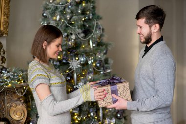 Adam kadına Noel için hediye yapmak