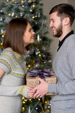 Adam kadına Noel için hediye yapmak