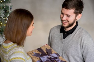 Adam kadına Noel için hediye yapmak