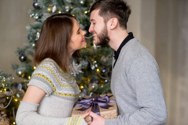 Adam kadına Noel için hediye yapmak