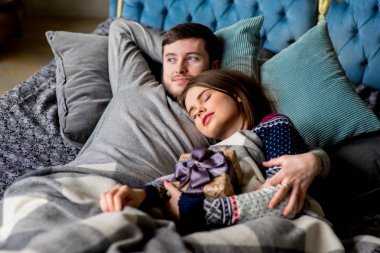 Çift kanepede yatan severler. Noel zamanı