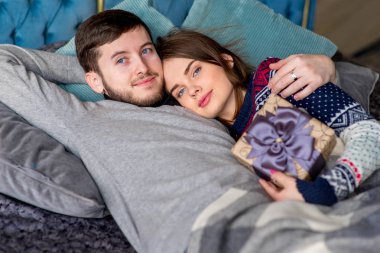 Çift kanepede yatan severler. Noel zamanı