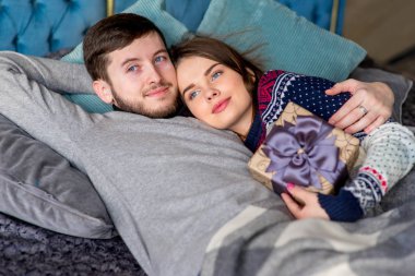 Çift kanepede yatan severler. Noel zamanı