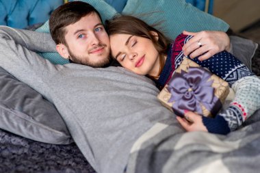 Çift kanepede yatan severler. Noel zamanı