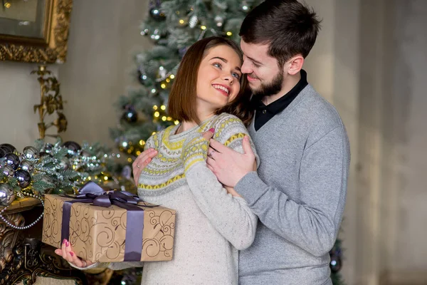 Adam kadına Noel için hediye yapmak