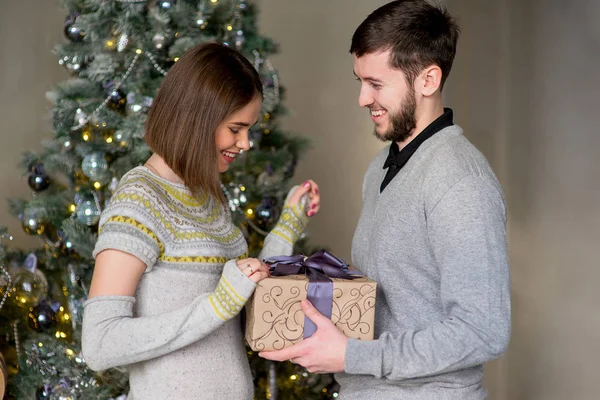 Adam kadına Noel için hediye yapmak