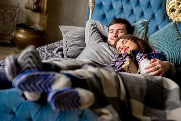 Çift kanepede yatan severler. Noel zamanı