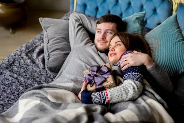 Çift kanepede yatan severler. Noel zamanı