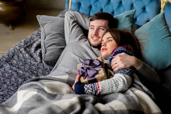 Çift kanepede yatan severler. Noel zamanı