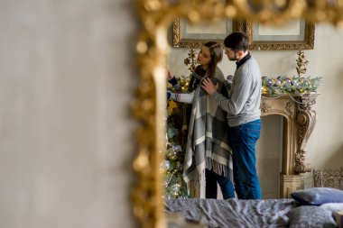 Mutlu çiftimiz Noel ağacı süsleme aşıkların