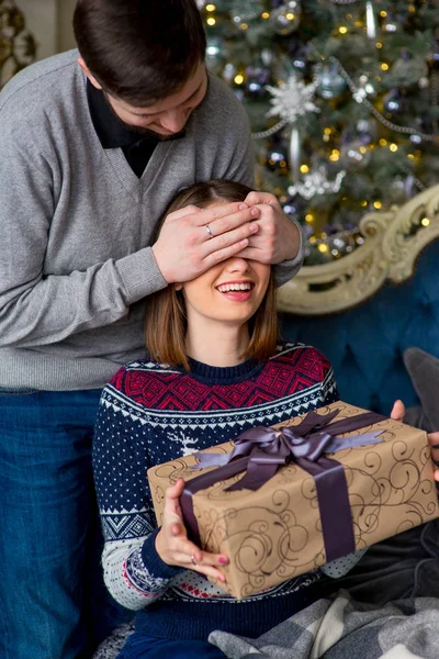 Homem fazer uma surpresa para a mulher para o Natal — Fotografia de Stock