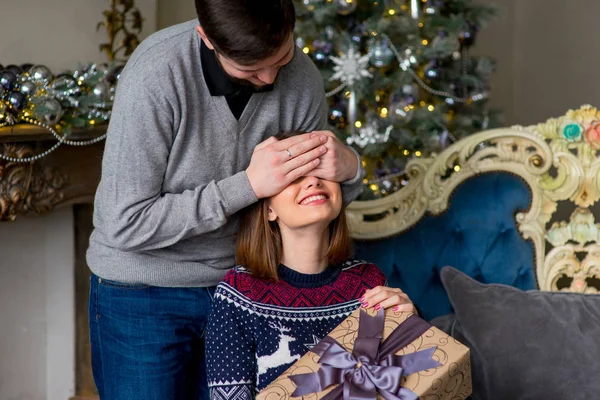 Ember, hogy a meglepetés a nőnek karácsonyra — Stock Fotó