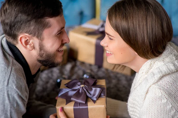 Glückliches Liebespaar auf dem Bett liegend — Stockfoto