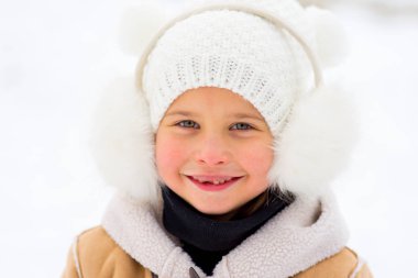 Donmuş göl üzerinde genç kız